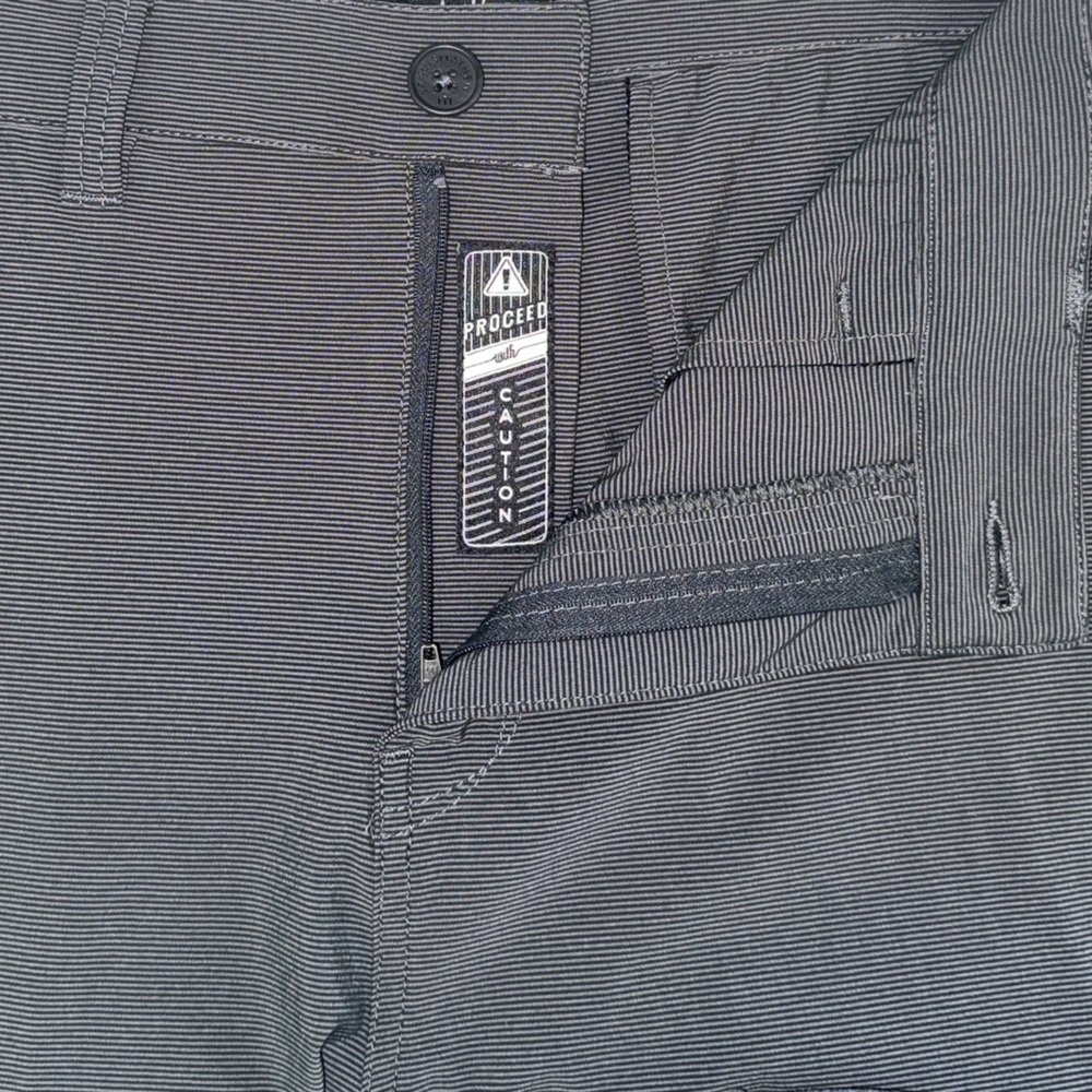 Travis Mathew Gray Pinstripe Performance Shorts Style #7670-00 Men’s Size 40